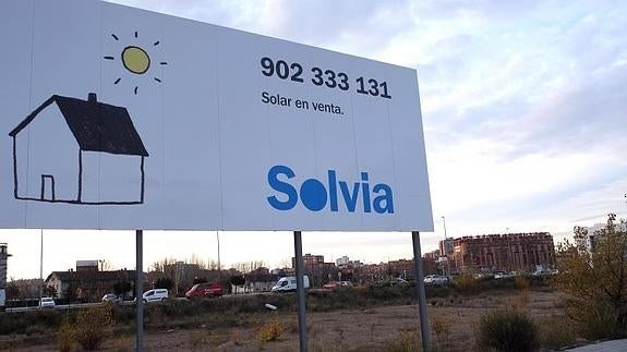 Cartel de venta de un solar en la Ciudad de la Comunicación, en Valladolid. 