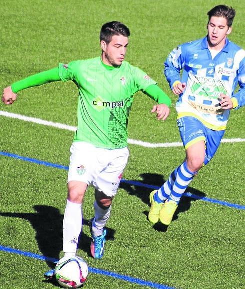 Ramiro conduce el balón en el encuentro ante la Arandina en el Municipal.