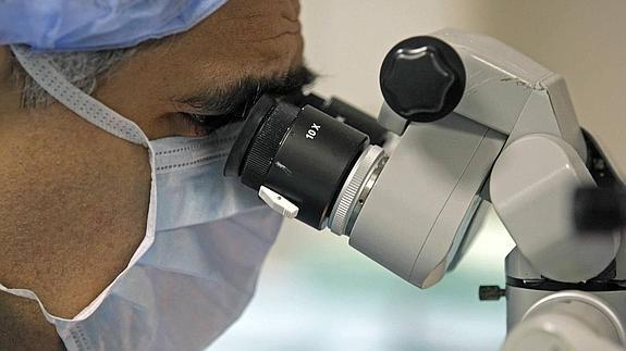 Operación quirúrgica a un paciente que ha sufrido un desprendimiento de retina. 