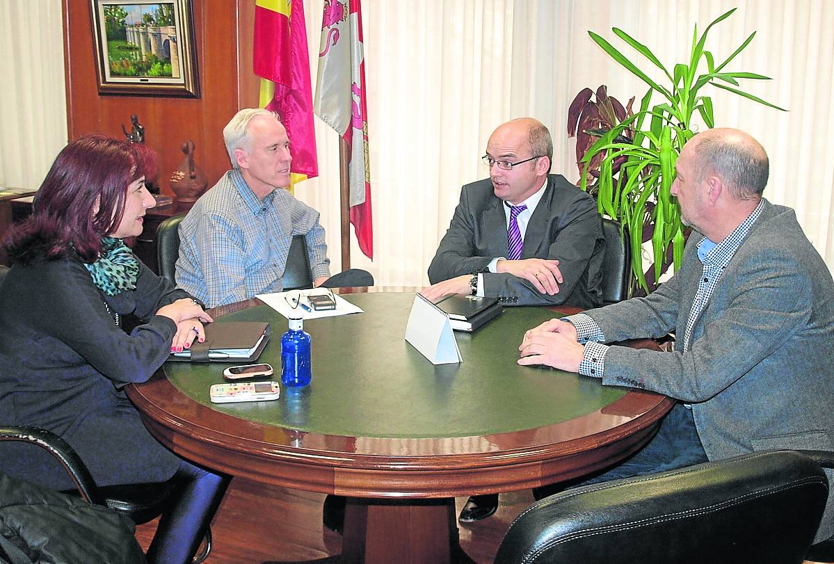 María Muelas, Luis Domingo González, David Ontaneda y Francisco Vaquero, en la reunión.