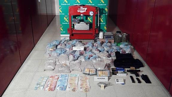 Además de la droga, los agentes encontraron en los registros armas y dinero en metálico. 