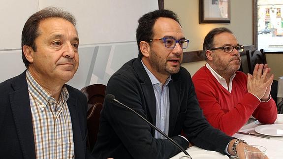 De izquierda a derecha, Juan Luis Gordo, Antonio Hernando y Félix Montes, este viernes en Segovia. 