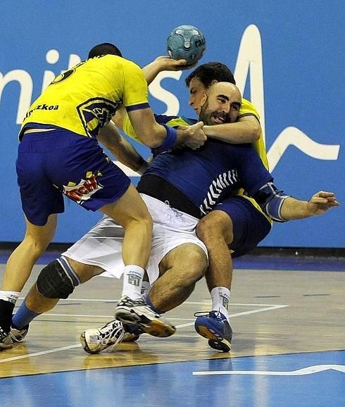 Luisma Lorasque trata de lanzar ante la defensa irundarra. 