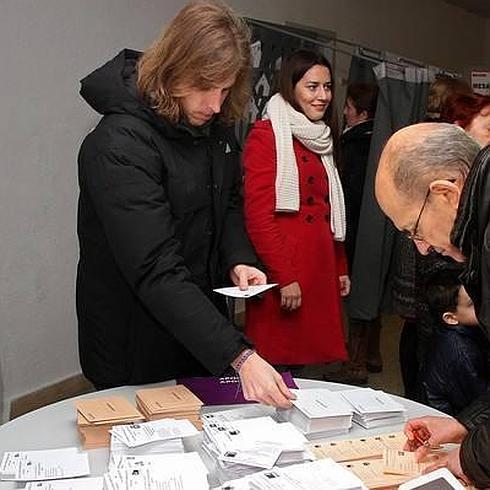 Pablo Fernández, líder de Podemos en Castilla y León, elige la papeleta 