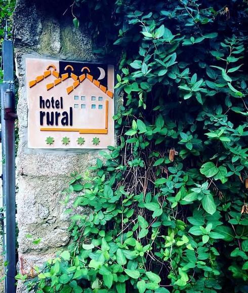 El hotel rural de cuatro estrellas Casa Carmela, en Arenas de San Pedro, Ávila, ya ha colocado sus estrellas verdes. 
