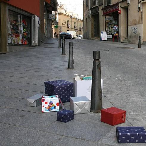 Paquetes abandonados en una calle de Segovia. 