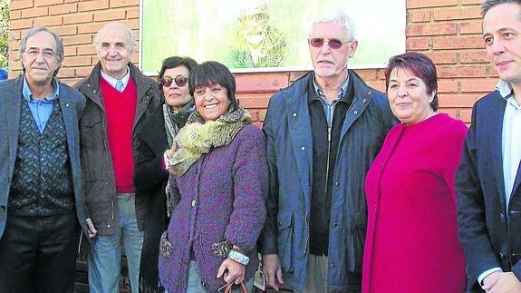 Los asistentes al acto posan junto a la placa colocada en la fachada del instituto Giner de los Ríos. El Norte