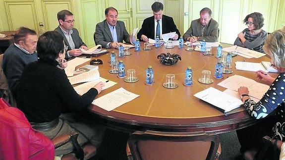 Los miembros del Consorcio Vía Verde del Eresma, durante la reunión. 