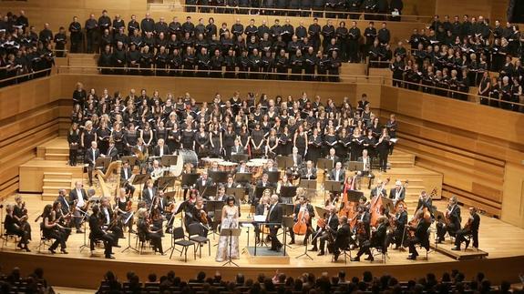 La OSCyL y los coros, en un momento del concierto de ayer en el auditorio Miguel Delibes.