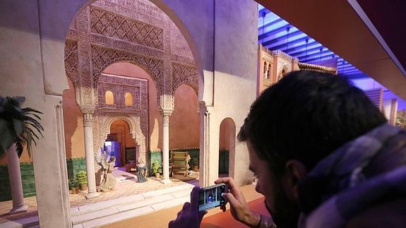 Un joven fotografía un detalle del belén del Palacio Pimentel.