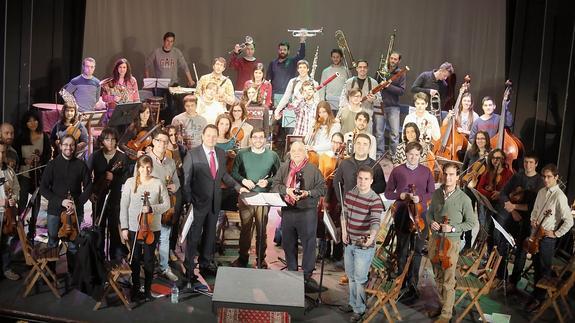 La Filarmónica de Valladolid, con Teófilo Gómez, de Laboral Kutxa, Ernesto Monsalve y Juan Anotnio Fernández, en el centro. 