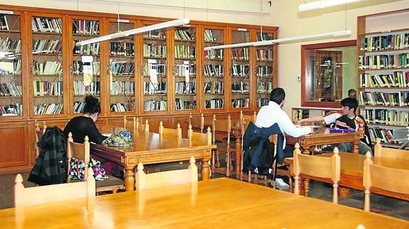 Usuarios en la biblioteca Cronista Herrera de Cuéllar. 