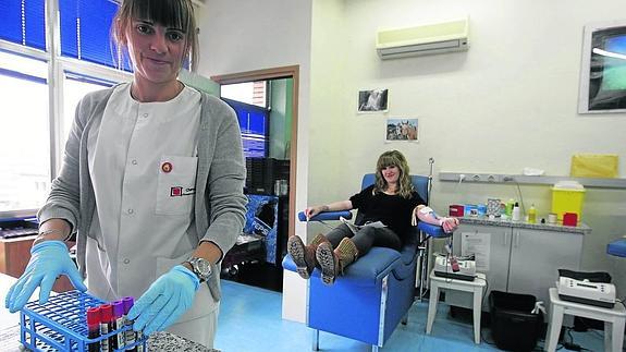 Enfermera y donante en el punto fijo de extracciones del hospital Virgen de la Vega. 