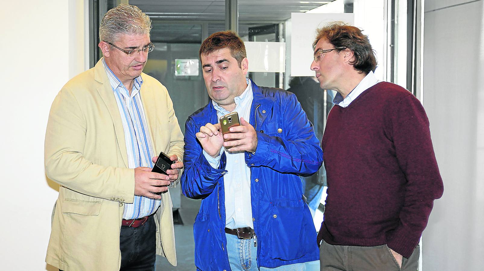 El exdirector del Deportivo, Alberto Villegas, con el vicepresidente del club, Carlos Crespo (izquierda) y el presidente, Javier Rodríguez (derecha).