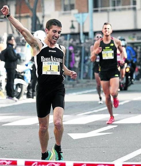 Alberto Sánchez Pinilla entra ganador en la XXXII San Silvestre Salmantina por delante del burgalés Dani Arce.