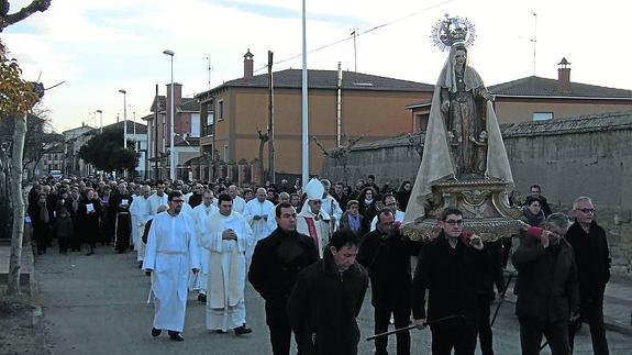 Procesión con la Virgen de la Misericordia ayer en Cantalapiedra donde se llevó a cabo la apertura de la Puerta Santa. 