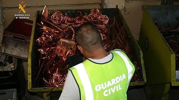 Un guardia civil revisa parte del cable incautado.