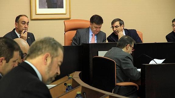 José Luis Sanz Merino (derecha) comenta una situación del pleno de este miércoles con Francisco Vázquez. 