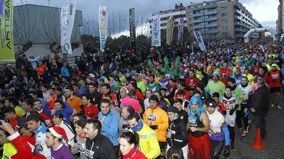 Miles de corredores toman la salida de la XXXV San Silvestre Palentina. 