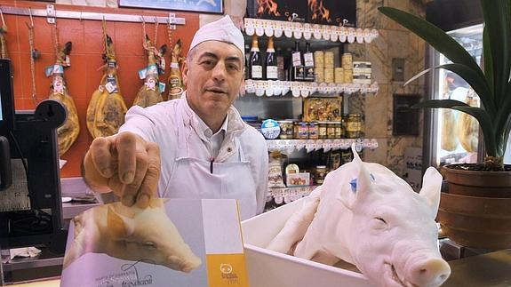 Un cochinillo marca de segovia a la venta en las carnicerías de Segovia. 