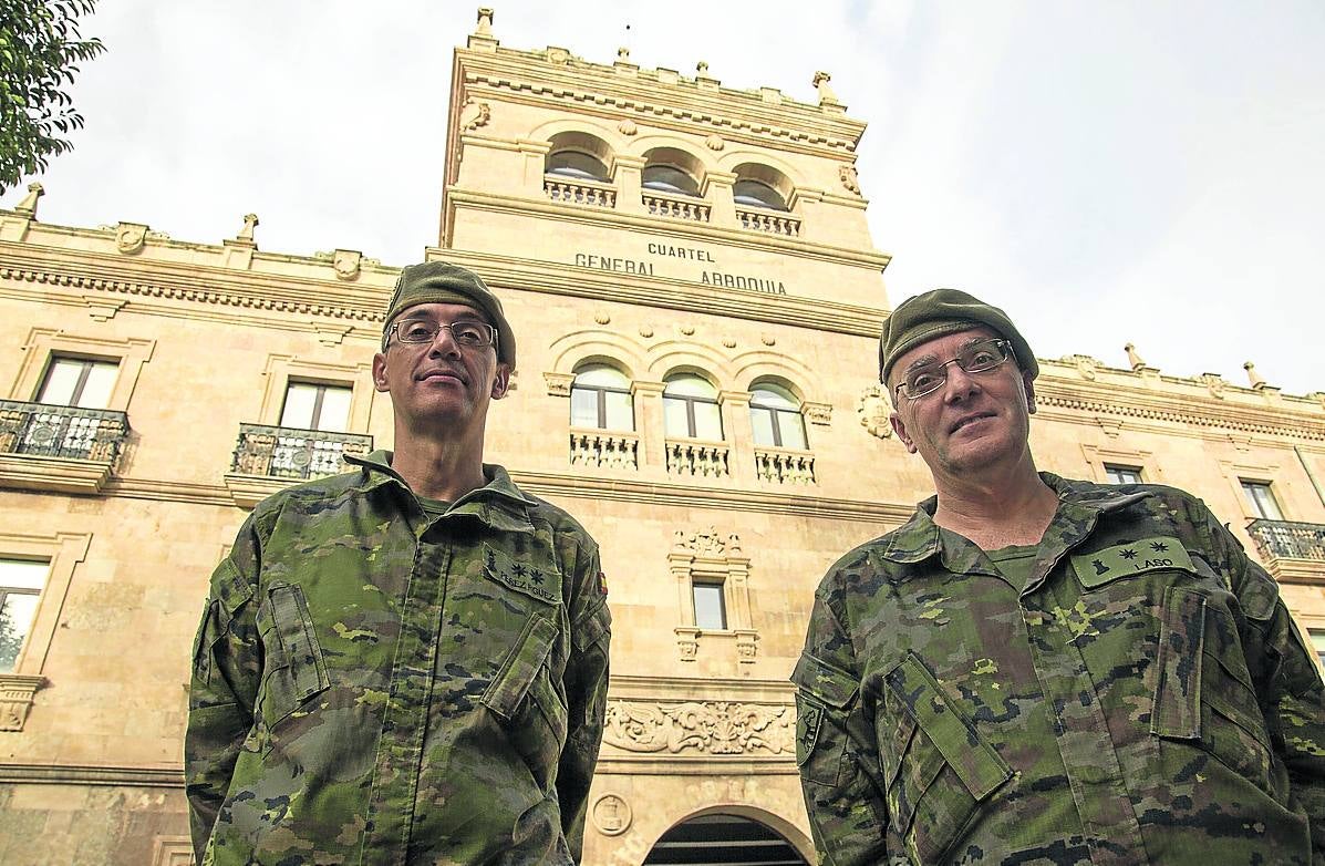 Uno de los integrantes del Mando de Ingenieros adiestra a militares del país africano. 