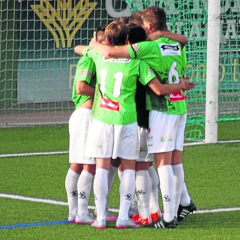 Los jugadores del Guijuelo se funden en una piña celebrando un gol esta temporada.