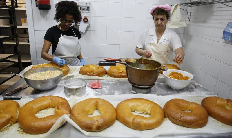 Trabajadoras de Belaria preparan el tradicional Roscón de Reyes.