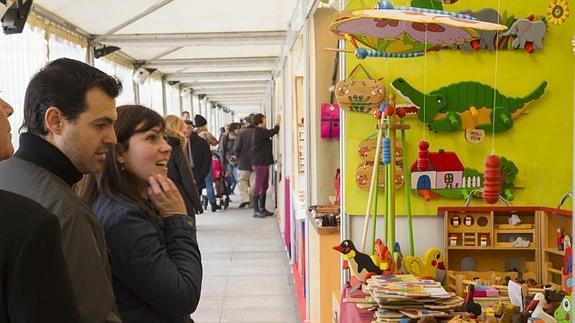 Los puestos de la Feria de Artesanía de Portugalete, en la que se recogió uno de los proyectiles. 