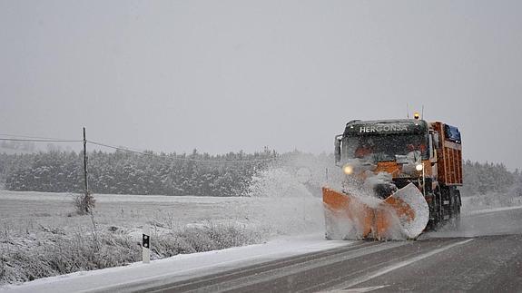 Una máquina quitanieves despeja la CL-615 en Guardo. 