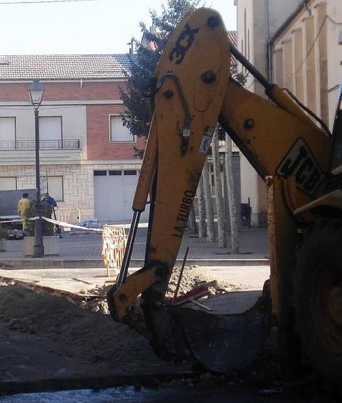 Una excavadora trabaja en la renovación de la red de suministro de Vallelado. Cruz Catalina