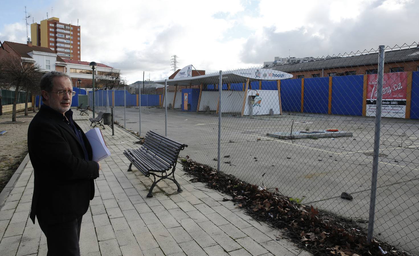 Saravia contempla una de las parcelas donde pretende instalarse una gasolinera. 