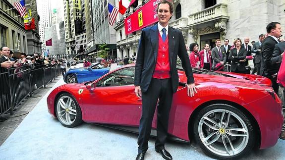 John Elkann, junto a un Ferrari, el día en que la multinacional italiana que preside salió a Bolsa en Wall Street.