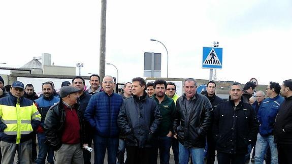 Los representantes de la Alianza UPA-COAG Miguel Blanco y Aurelio González, junto a los afectados durante la concentración en la Azucarera de Toro.
