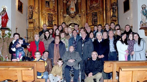 Melchor Muñoz Cárdaba posa con su familia en la iglesia de San Vicente Mártir, donde se celebró la misa. 