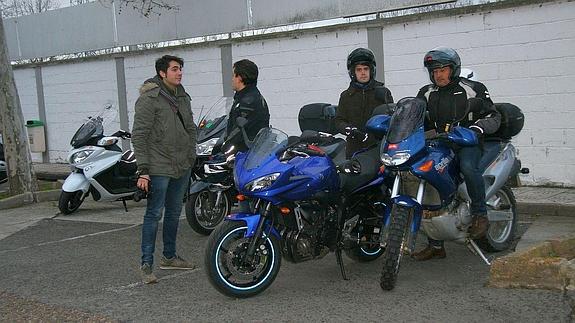 Un grupo de recién llegados, en el aparcamiento de la zona de acampada.
