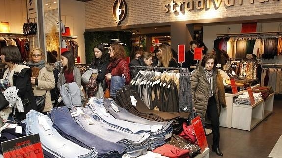 Colas para pagar ayer en la tienda de Stradivarius.