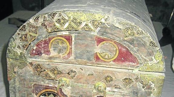 Lomo del arca antes de su restauración.