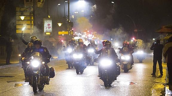 Los participantes en la Fiesta de la Moto recorren las calles de Valladolid.