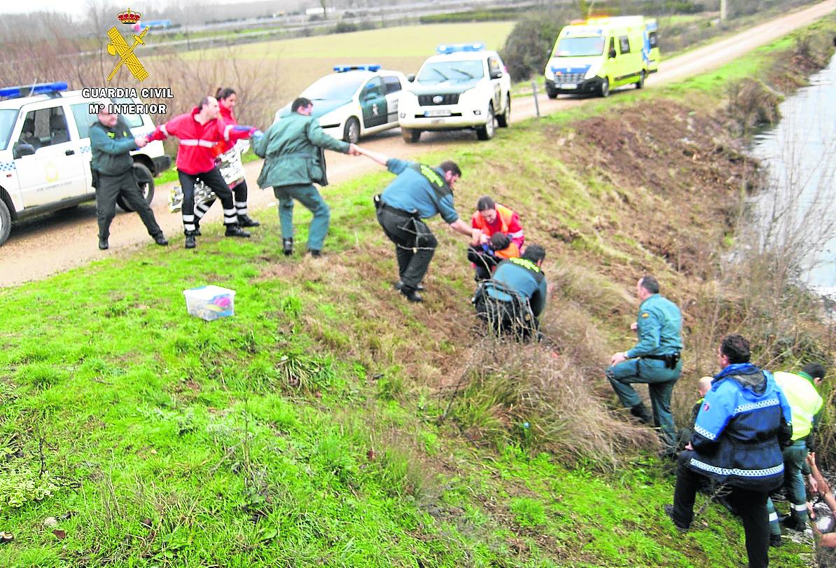 Los guardias civiles y el personal del 112, durante el rescate del menor de 13 años.
