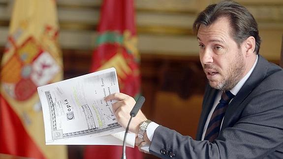 Puente muestra los nuevos documentos.