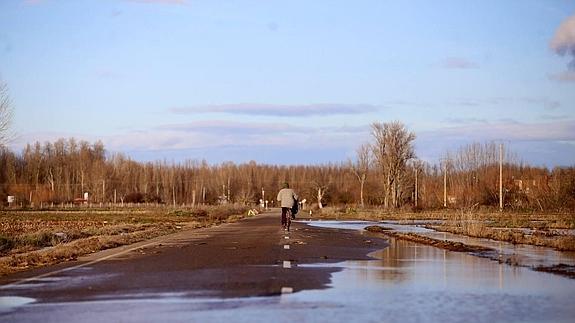 Restos de la inundación que anegó la carretera que une la LE-114 entre Alija del Infantado y La Bañeza.