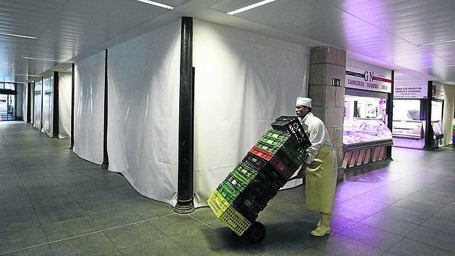 Planta inferior del Mercado Central con varios puestos cerrados al público y sin ningún tipo de actividad. 