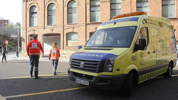 Una ambulancia junto al centro de salud de La Puebla.