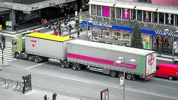 Un tren en la carretera