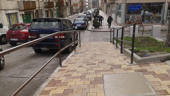 Aspecto de la Calle Severo Ochoa tras el arreglo del pavimento y la colocación de la barandilla. 