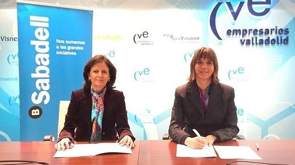 Blanca Montero Corominas, subdirectora general y directora Territorial Centro de Banco Sabadell, y Ángela de Miguel, presidenta de la CVE, durante la firma del acuerdo. / EL NORTE