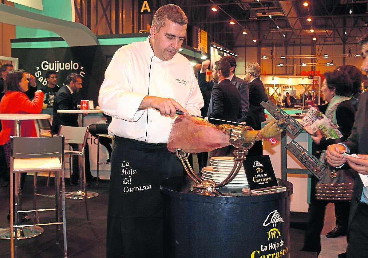 El jamón volverá a ser el protagonista de las degustaciones del estand de Guijuelo en Fitur. 