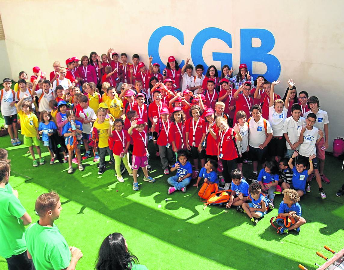 Niños que participaron el pasado verano en AldeaCampus, en las instalaciones de CGB.