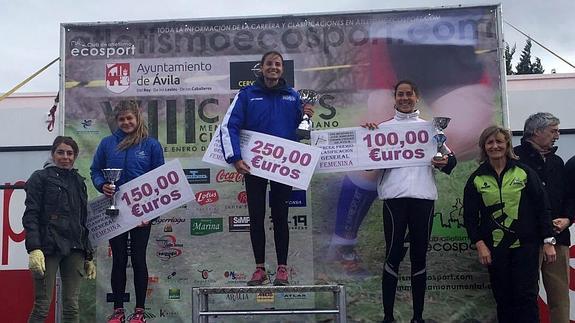 Águeda Muñoz, a la izquierda, en el podio.