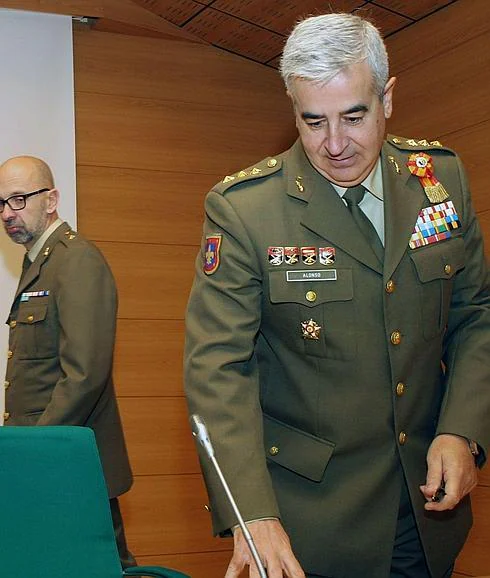 El coronel director de la Academia de Artillería de Segovia, Javier Alonso Bermejo, (a la derecha), durante su comparecencia. 